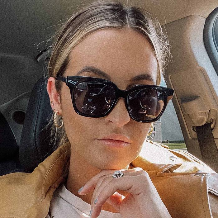 lifestyle - BELLA XS - BLACK + GREY + POLARIZED model